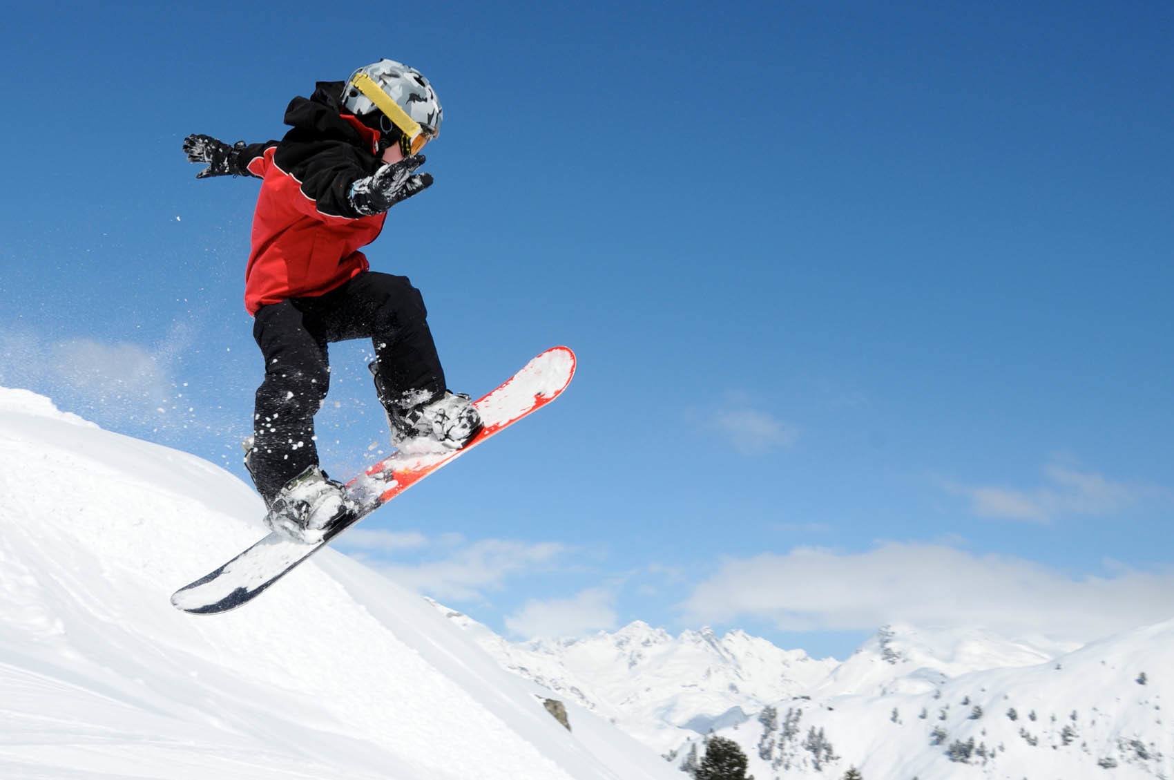 kids-learning-to-snowboard-skiweb-plastic-snowboard